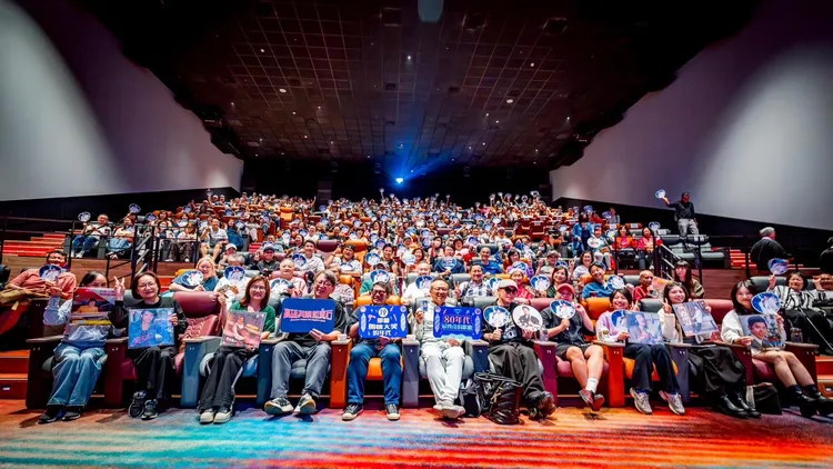 林沖兒子林凱文以及「聲色Sounds Good 黑膠咖啡廳」主理人林珮如一起於台北大巨蛋秀泰影城包場。林凱文提供