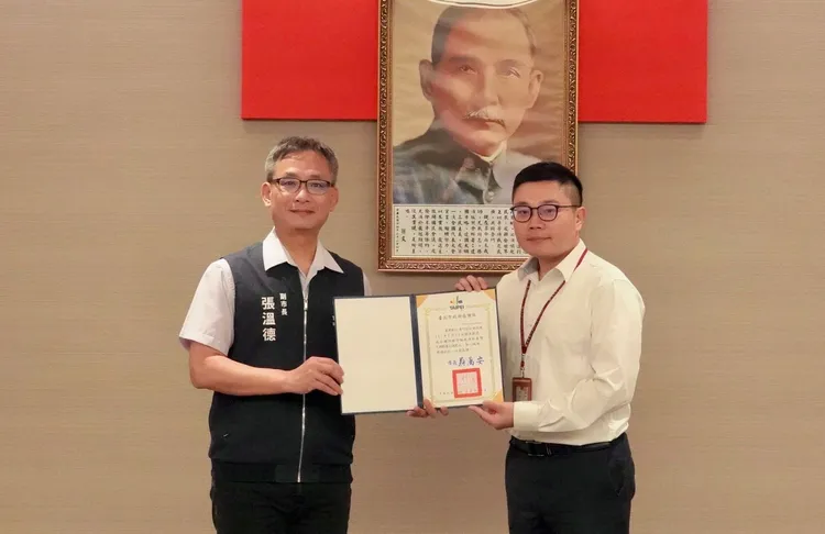 臺灣銀行南門分行行員，單筆攔阻金額新臺幣1999萬元。翻攝畫面