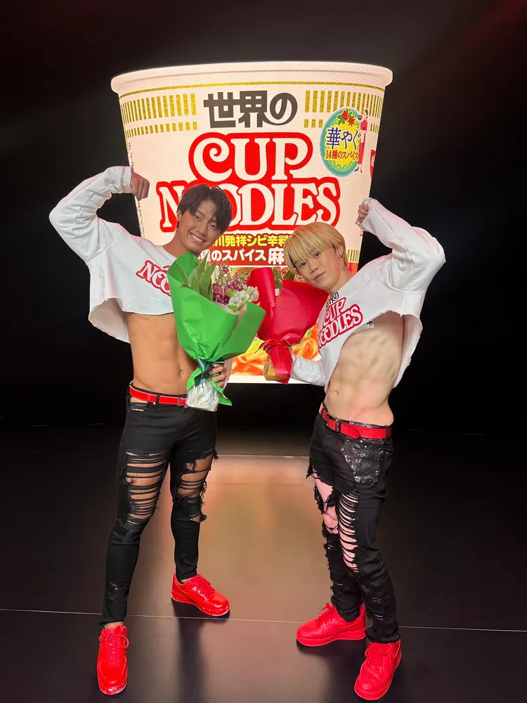 健美藝人榎田一王（左）、歌手SHIROSE演出泡麵廣告。翻攝榎田一王X