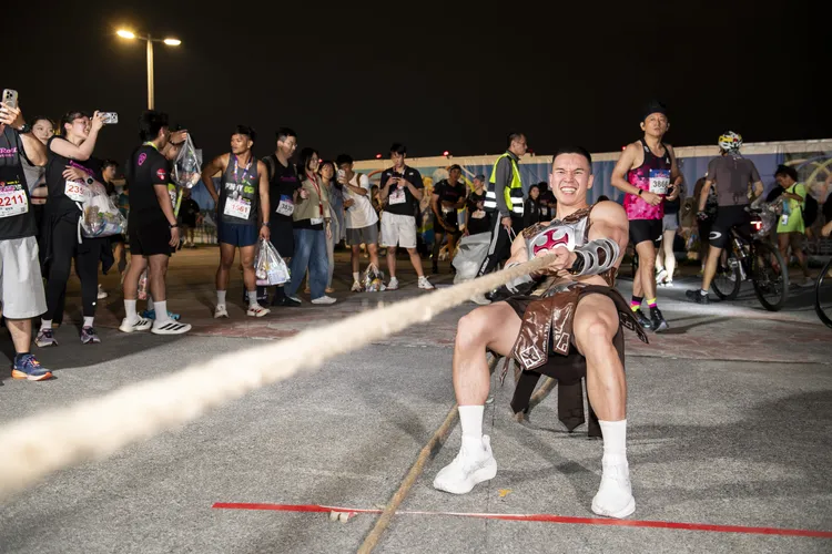 大H上演超狂挑戰拉動大型卡車。索尼影業提供