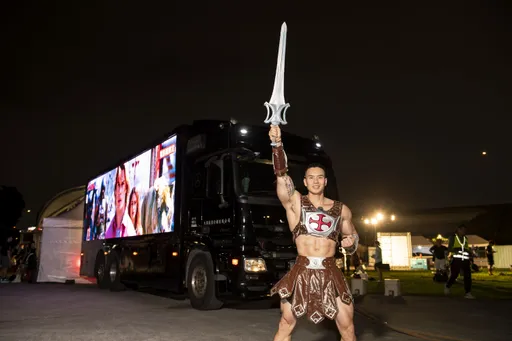 網紅大H化身太空超人　挑戰拉大卡車震撼全場