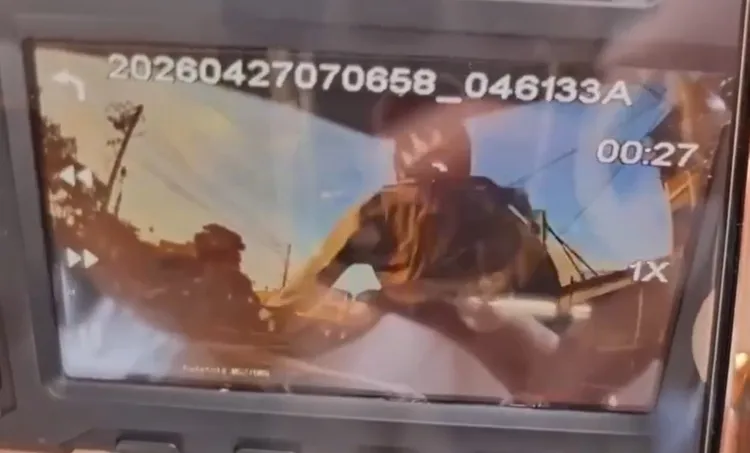 鄭女停等紅燈，被戴姓女大生從後撞上，她失去平衡，彈起後倒地慘遭來車輾斃。讀者提供