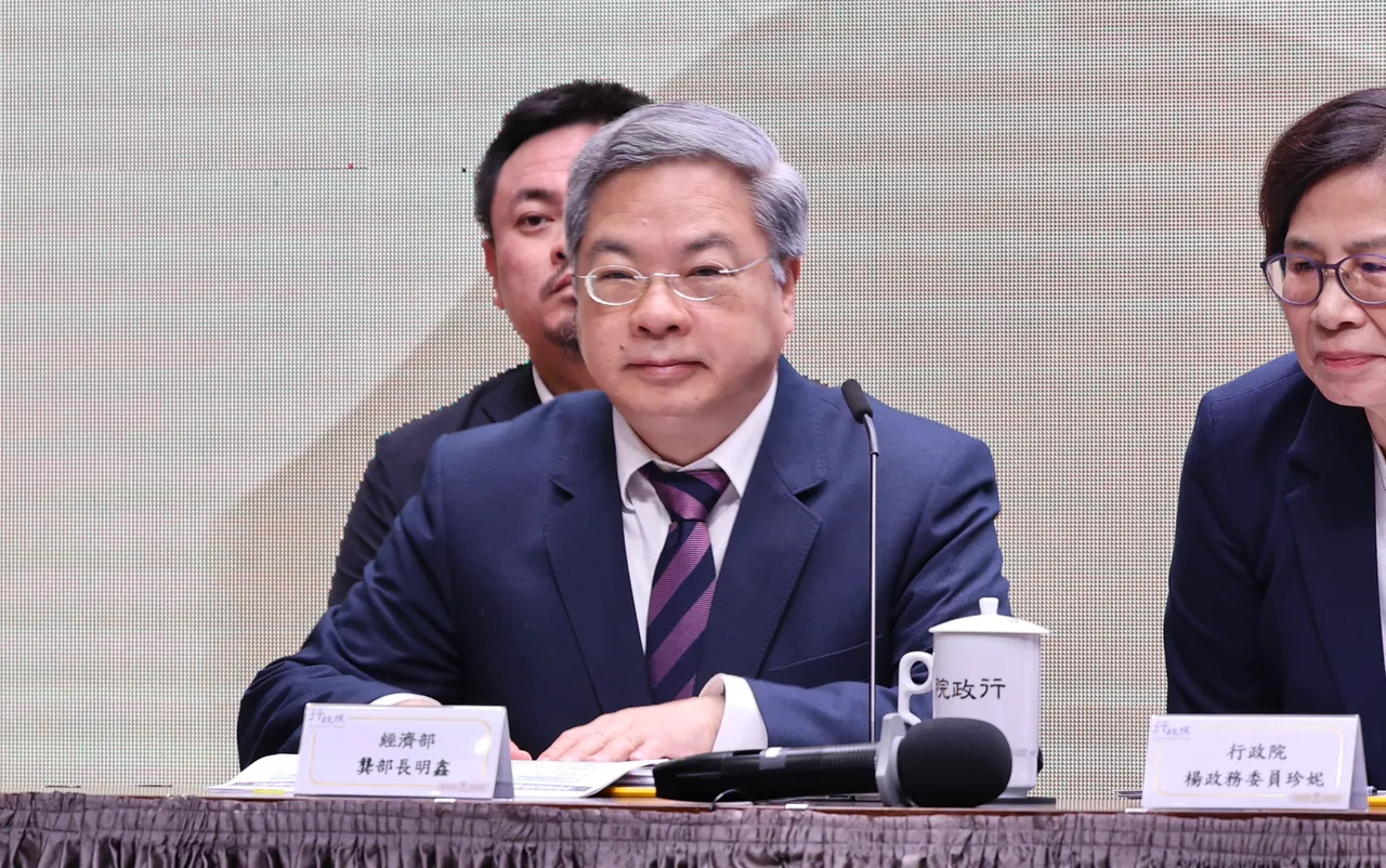 塑膠袋之亂！經部啟動五項措施　經長明親上火線開記者會說明