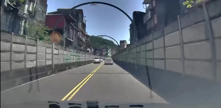 原PO表示當天自己按速限行駛，前方也有其他車輛。翻攝@annwu0808