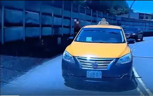 西定高架爆衝突！小黃乘客「半身出窗」狂嗆聲　離譜經過曝