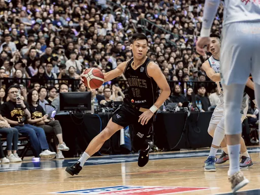 「野獸」林志傑台北小巨蛋引退賽最終戰　「傑爸」開球林志傑淚流滿面