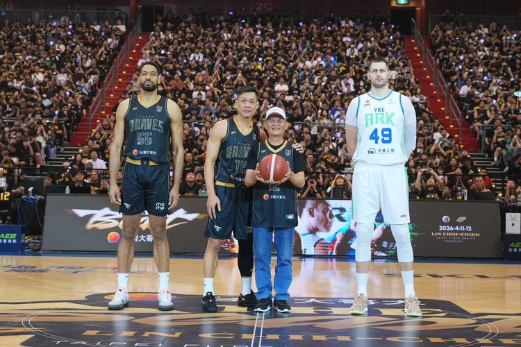 傑爸(右2)開球。勇士