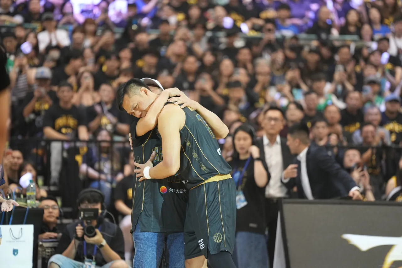 「野獸」林志傑台北小巨蛋引退賽最終戰　「傑爸」開球林志傑淚流滿面