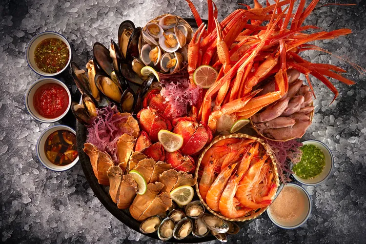 台北寒舍艾美酒店探索廚房「延饗午宴」週末午餐限定加開，活動期間每週五、六、日加開午宴第二場席次，將下午茶餐全面調整為假日午餐菜色，每位2580元+10%，可品嚐到帝王蟹、龍蝦、和牛、干貝等頂級海陸珍饌。台北寒舍艾美酒店提供