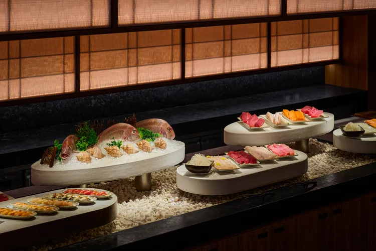 台北寒舍艾美酒店探索廚房「午後饗宴」平日下午茶優惠，三人同行享78折、四人同行享69折優惠，最低每位1050元+10%，即可品嘗海陸珍味。台北寒舍艾美酒店提供