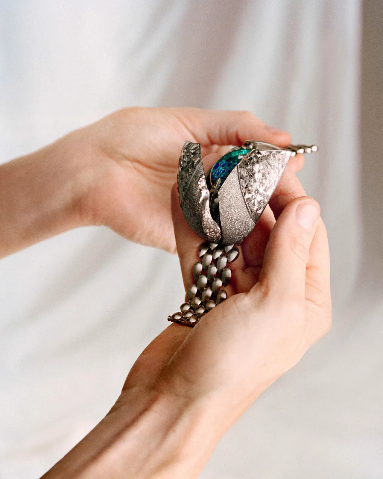 愛彼錶ÉTABLISSEURS PEACOCK，35x57mm ，18K金質隱藏式錶殼 ，金質錶盤，18K金質鑲嵌珠寶錶帶 ，3098.2手動上鏈機芯 ，動力儲存48小時，防水深度20米 。品牌提供