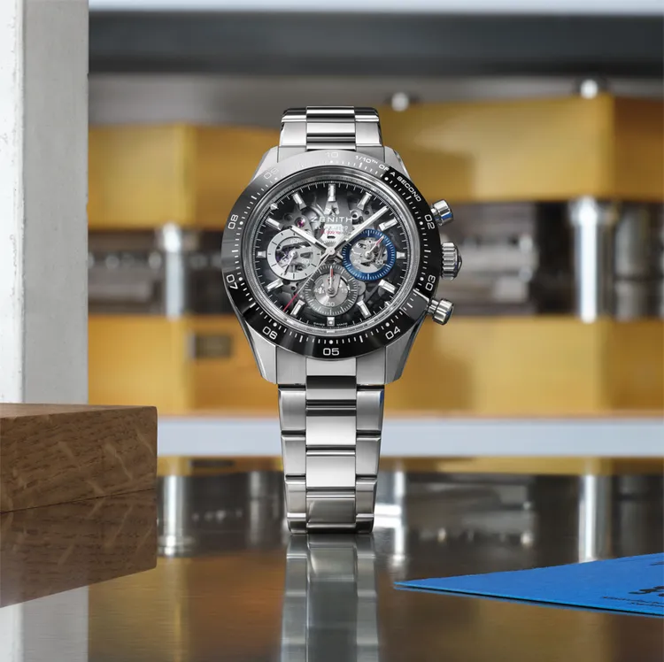 ZENITH CHRONOMASTER SPORT SKELETON 鏤空運動腕錶，41mm，精鋼錶殼，煙燻黑色漸變透明藍寶石錶盤，精鋼錶鍊（另附贈一條橡膠錶帶），El Primero 3600 SK高振頻自動上鍊機芯，動力儲存60小時，防水深度100米，54萬2300元。品牌提供