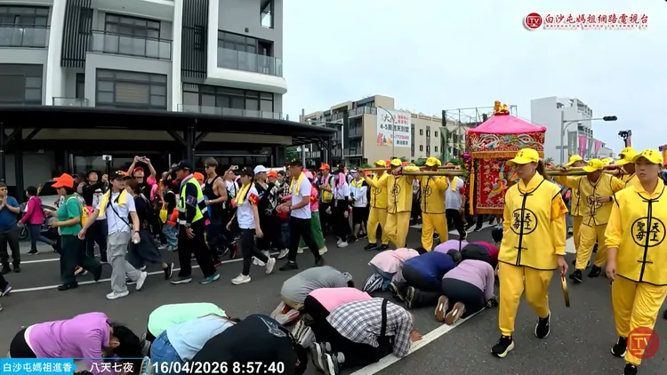白沙屯媽祖進香途中，信眾鑽腳底求好運。取自白沙屯網路電視台