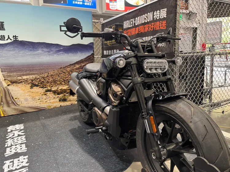 Sportster S搭載Revolution Max 1250T水冷引擎，以121匹馬力及頂尖電控系統吸引追求科技與動力的騎士目光。業者提供