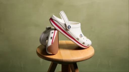 CROCS Runner洞洞鞋好復古　鋸齒大底配紅條紋帥出70年代感