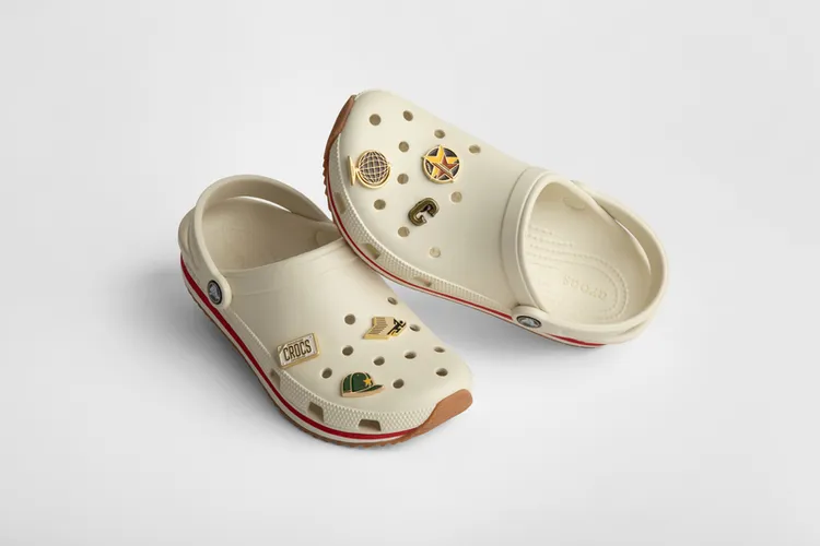 全新Crocband Runner同樣保留15個裝飾孔位。品牌提供
