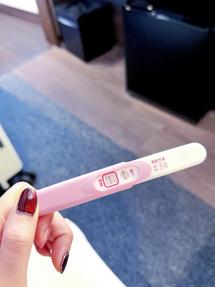 女星謝翔雅在社群公開宣布懷孕好消息，曬出「兩條線」的驗孕棒。翻攝謝翔雅臉書