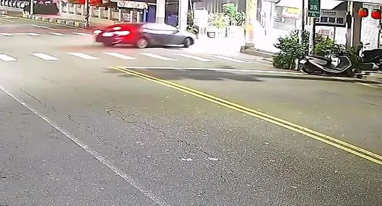 被害人在車內掙扎，導致自小客車失控衝進騎樓。民眾提供