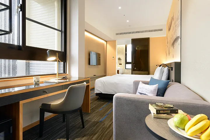 內湖凱旋酒店推出連續住宿兩晚5888元起，等同每人只要1472元含早餐，同時加贈樂活咖啡隨行杯。凱撒飯店連鎖提供