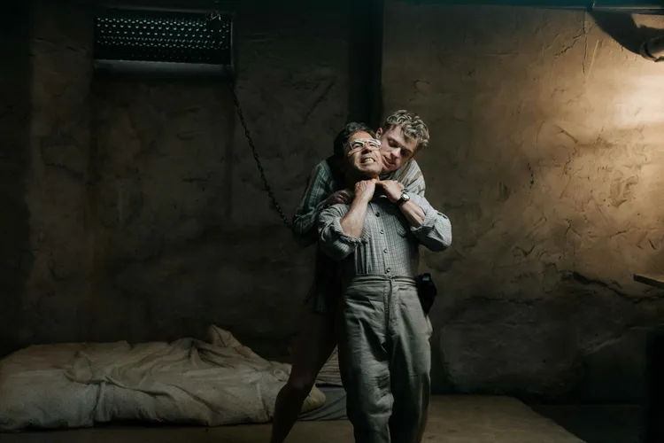 一名英國問題少年湯米意外遭到史蒂芬葛拉翰綁架。CATCHPLAY提供