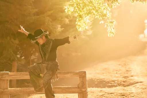 天王周杰倫再度化身帥氣牛仔　粉絲對比19年前《牛仔很忙》評價曝光