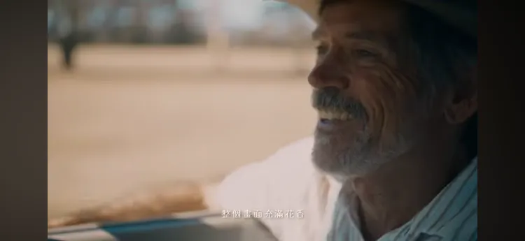 昆凌的叔叔也在MV軋一角。翻攝YouTube