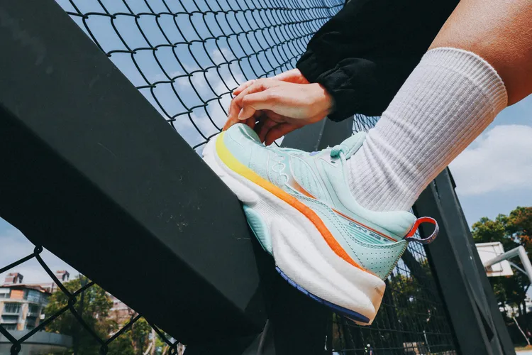 鞋款針對擁有過度內旋困擾的跑者需求進行優化。品牌提供