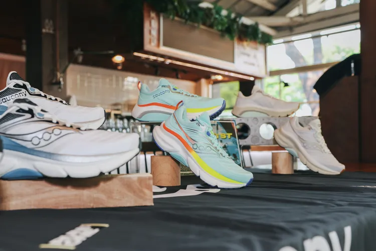 SAUCONY OMNI 23 ST推出男女款，各5690元。品牌提供