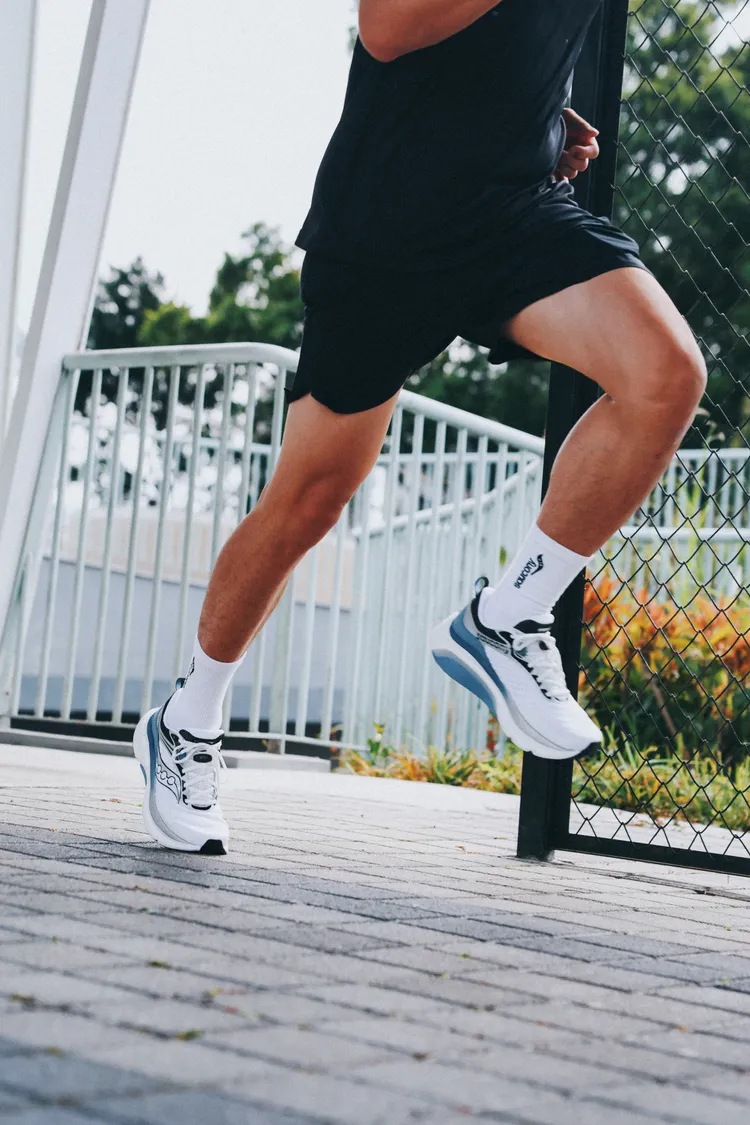 OMNI 23 ST搭載精密雙重穩定體系，輕量回彈又能修正步態。品牌提供