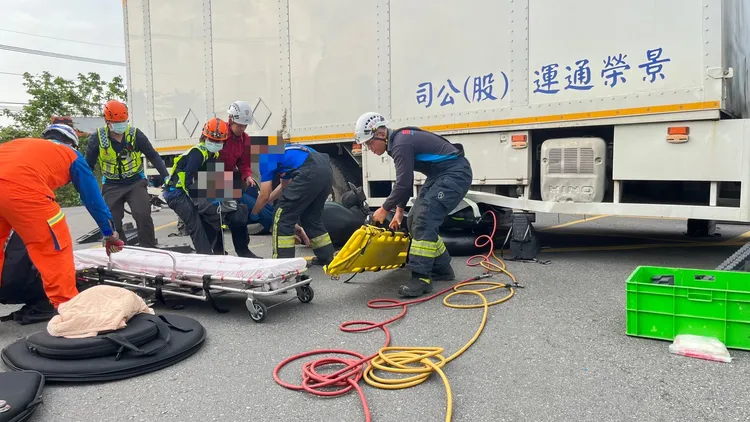 警消救出林姓女騎士。民眾提供