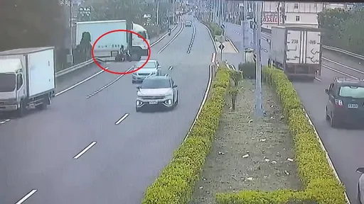 視線死角+內輪差肇禍！大貨車右轉撞機車　女騎士卡車底雙腿骨折