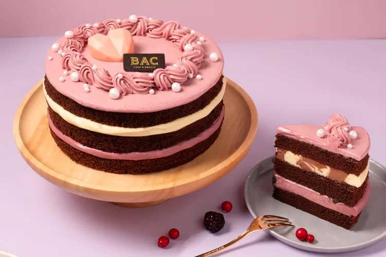 BAC母親節限定「紅心皇后莓果蛋糕」以粉嫩華麗外型、層層莓果內餡與DIY珍珠糖珠設計，獻上兼具顏值與儀式感的甜蜜祝福。BAC提供