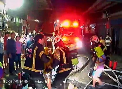 驚險火場！大溪民宅深夜火警　祖孫3人靠「關門避難」保命獲救