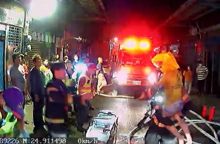 消防人員救出受困民眾。翻攝畫面