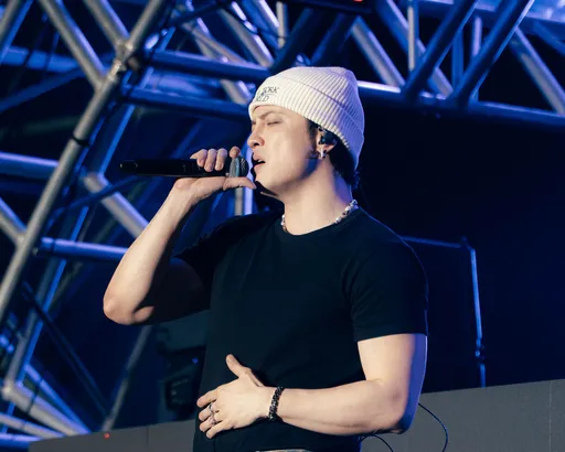 J.Sheon人生首戰電音趴　唱到一半突被「火花燒背」