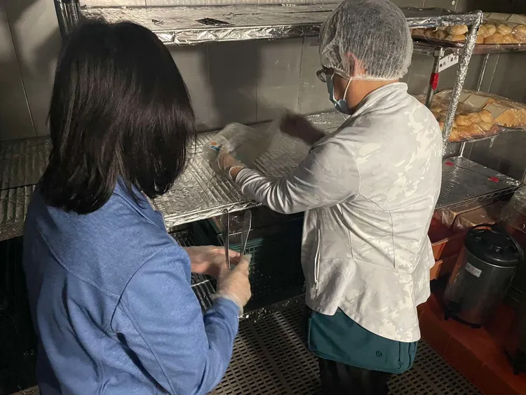 雲林縣衛生局接獲業者主動通報，派員採集檢體送驗，結果預計2周後出爐。縣府提供