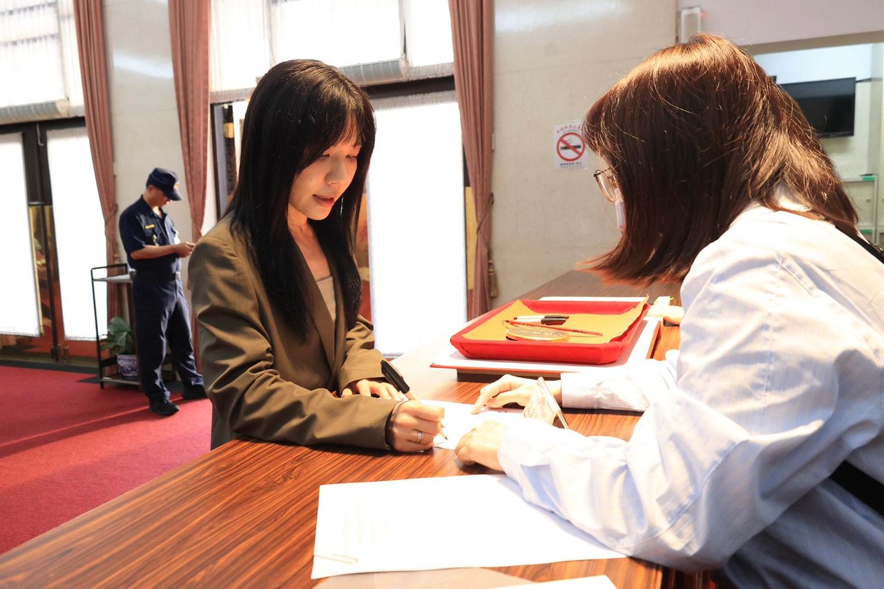 吳沛憶遞出總預算前 獨自一人在議場外熱舞!本尊曝原因