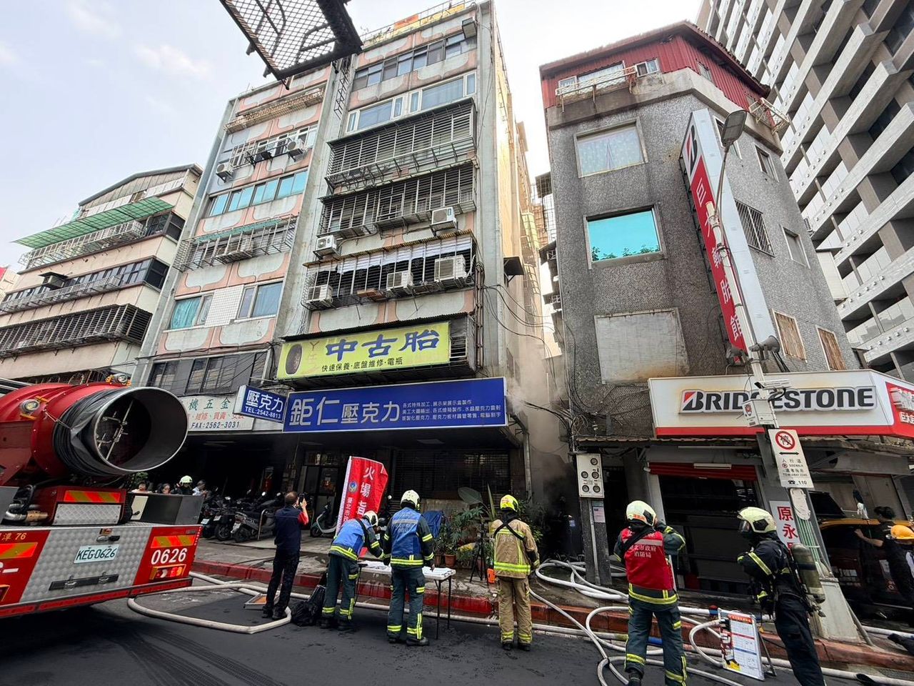 北市招牌公司地下室火警 悶燒6小時!消防局55人輪番滅火