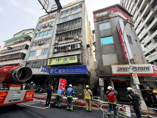 北市招牌公司地下室火警　悶燒6小時！消防局55人輪番滅火