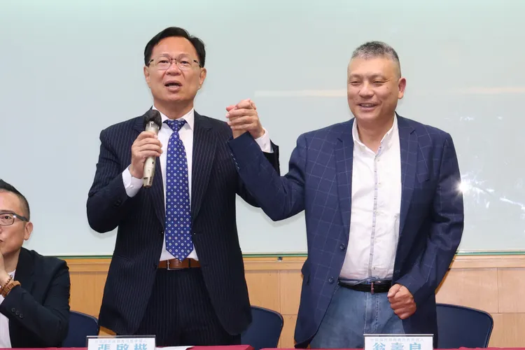 張啓楷（左）與翁壽良（右）在民調揭曉後肩並肩現身，雙方展現君子之爭風度。莊宗達攝