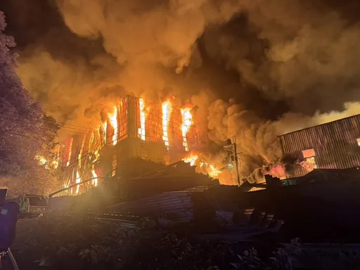 五股4廠房陷火海！舊衣廠2千坪全面燃燒　鐵皮都燒垮了