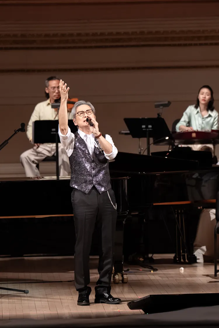 羅大佑於紐約卡內基音樂廳舉辦《明天會更好》巡演。大右音樂提供