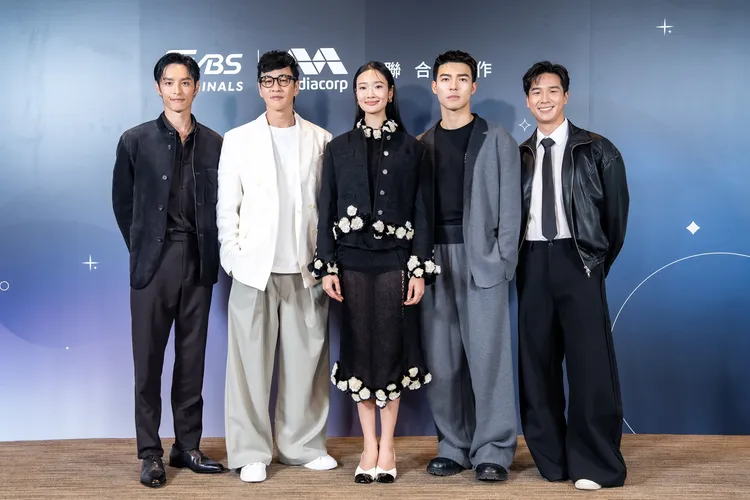 曹佑寧(左起)、導演何潤東、Aokbab茱蒂蒙、陳昊森及蔡程俊出席聯訪。TVBS提供