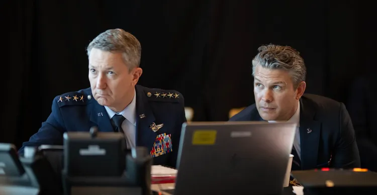 在戰情室的美國參謀首長聯席會議主席凱恩上將（左）與戰爭部長赫格塞斯。翻攝X@WhiteHouse