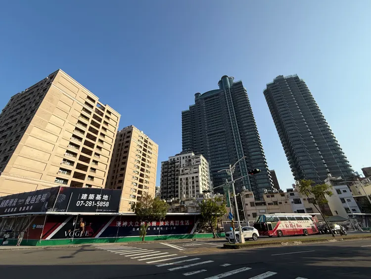「灣流一號」土地為興富發集團向京城集團購入，建案已動土多時。葉家銘攝