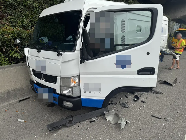 廂型車駕駛當時站在車頭被撞傷。翻攝畫面