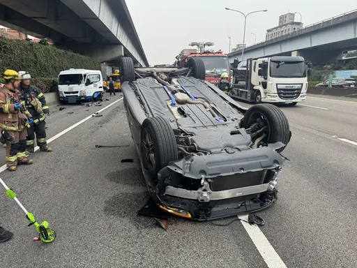 國道1號三重段翻車！賓士休旅四輪朝天　廂型車保全受傷送醫