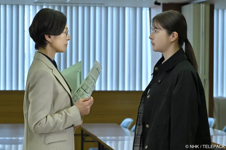 松本若菜（右）劇中想揭開鈴木保奈美所屬醫大的升學弊案。Hami Video提供