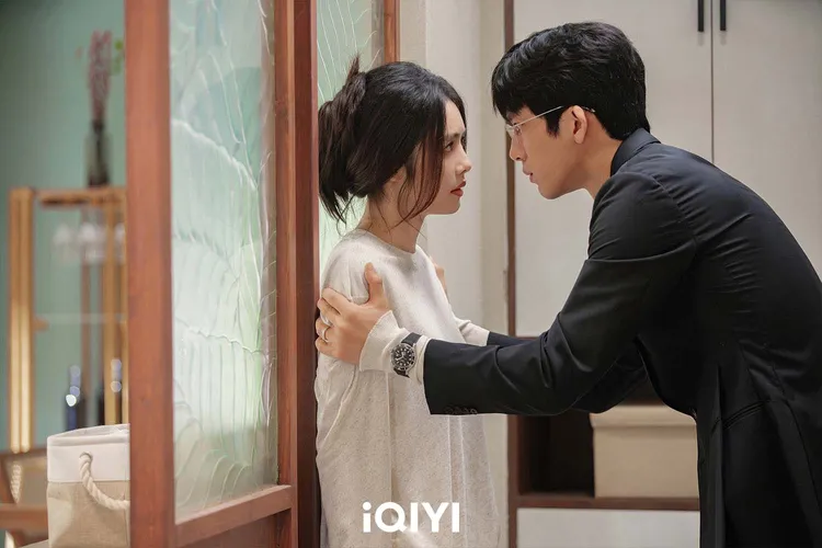 井柏然（右）與蔡文靜先婚後愛。愛奇藝國際版提供