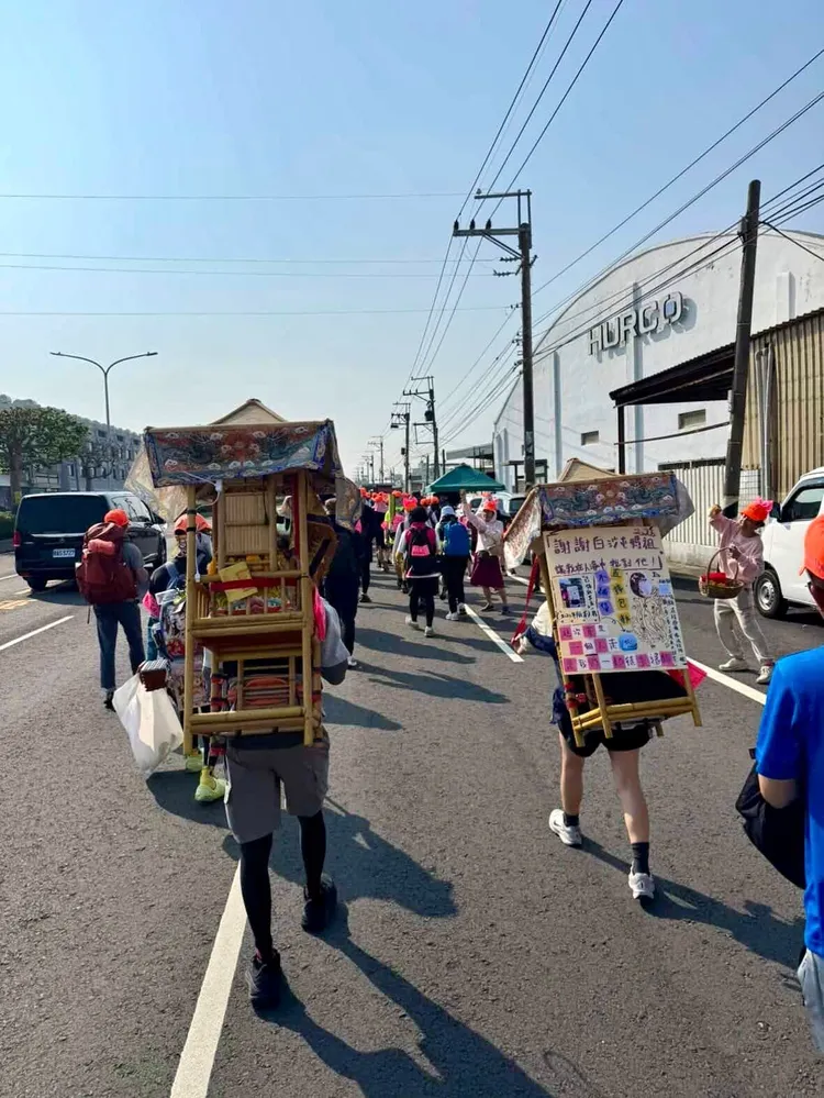 女信眾帶男友一起還願。網友_xin.323授權提供